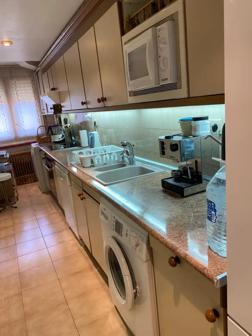 Cuina de Pis de lloguer en Jaca amb Parquet, Terrassa i Moblat