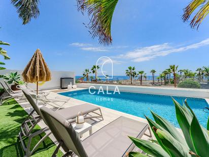 Vista exterior de Casa o xalet en venda en Adeje amb Aire condicionat, Terrassa i Piscina