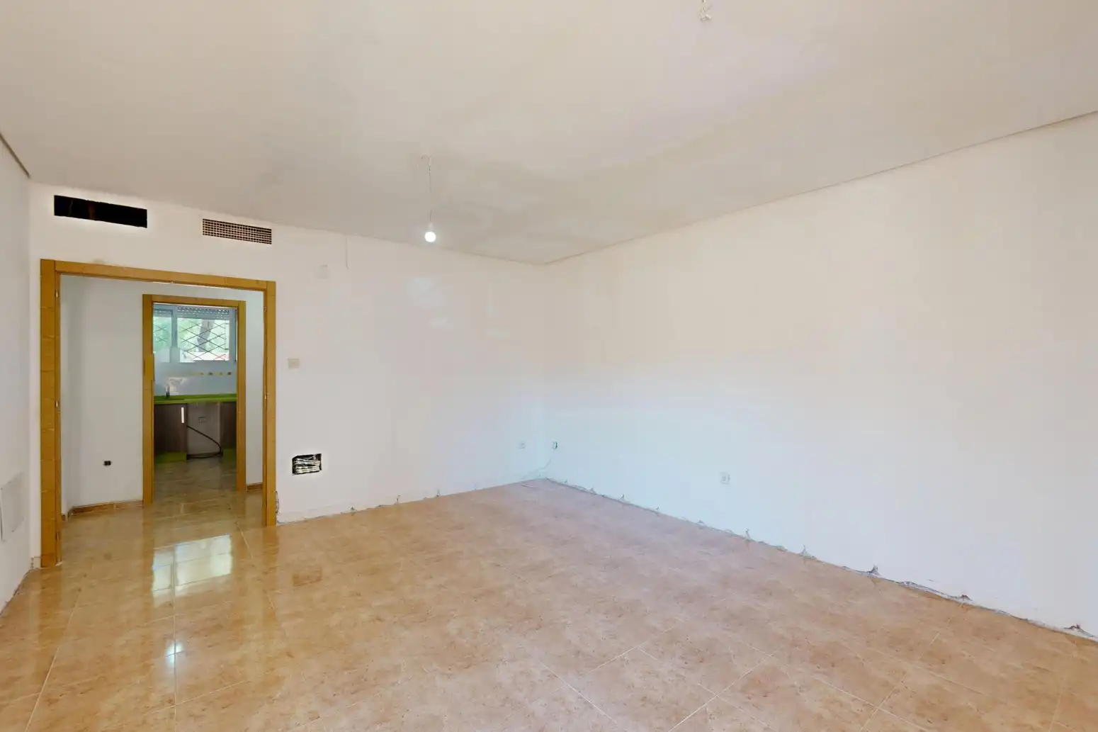 Wohnung zum Verkauf in Cartagena mit Privatgarten, Terrasse und Abstellraum