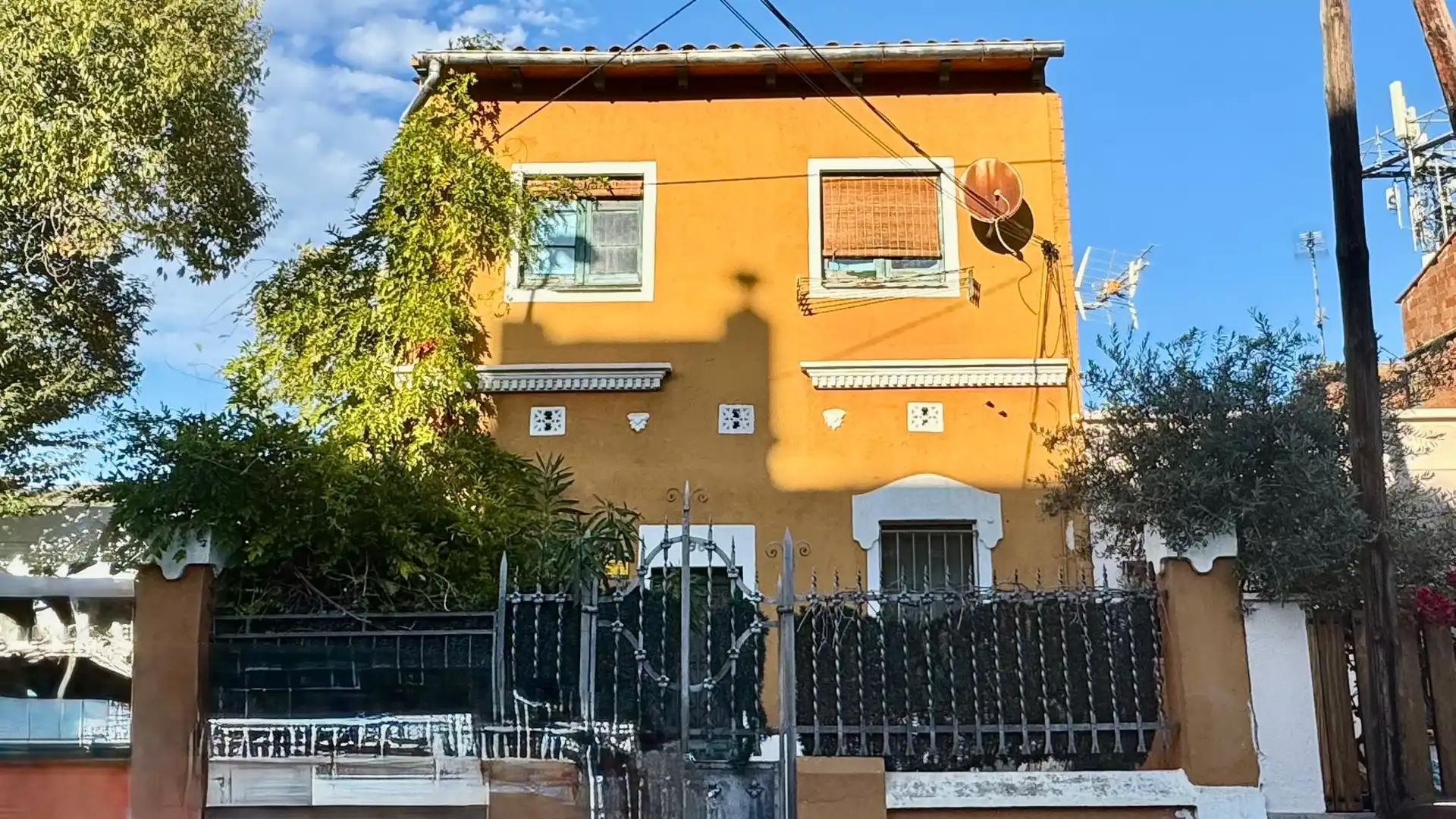 Vista exterior de Casa adosada en venta en Barcelona con Calefacción y Trastero