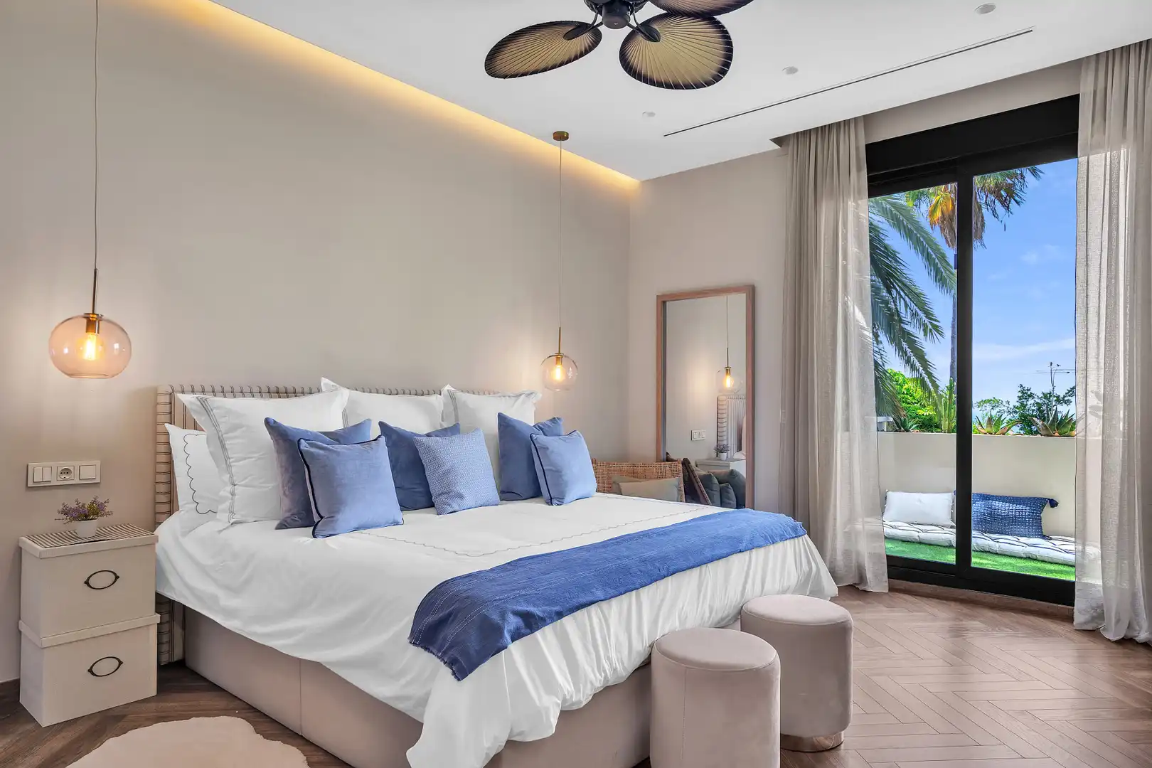 Dormitori de Casa o xalet de lloguer en Marbella amb Aire condicionat, Jardí privat i Terrassa