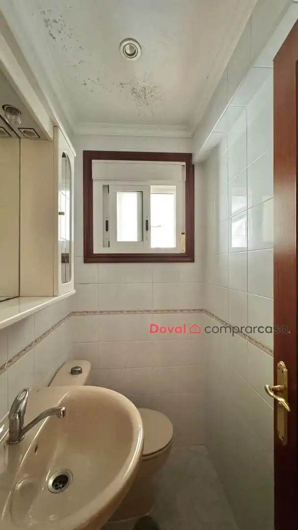 Bathroom of Flat for sale in Vigo   with Parquet flooring