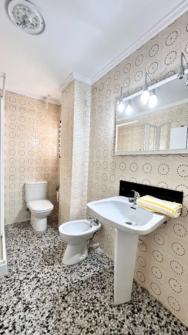 Bathroom of Apartments for sale in Valencia  with Furnished, Oven and Washing machine