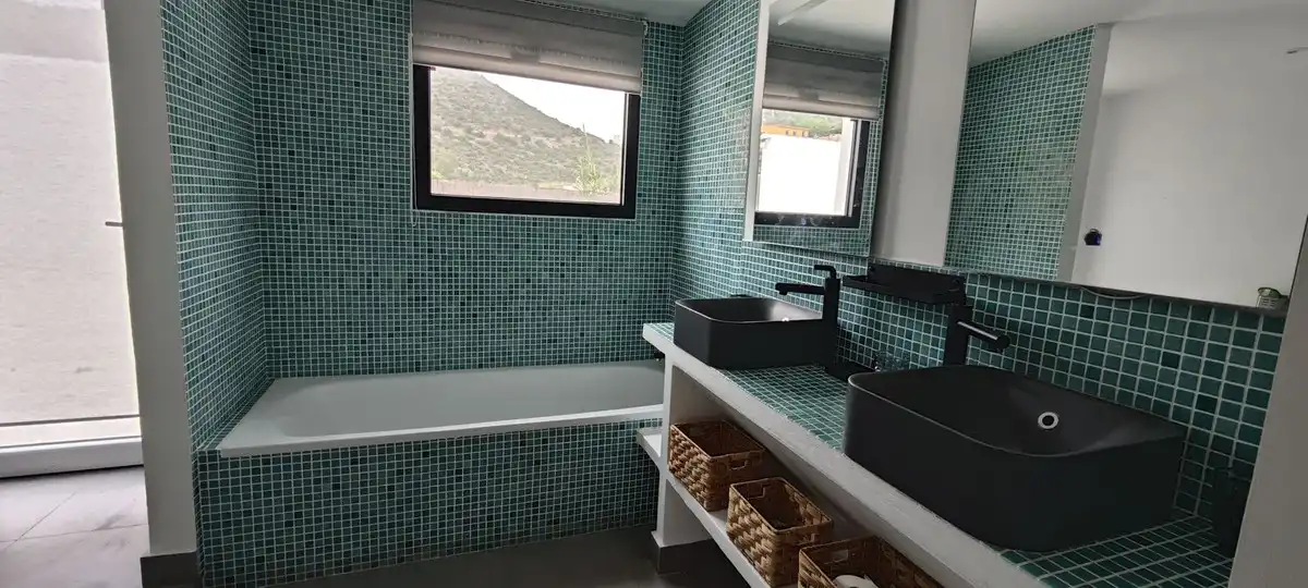 Bany de Casa o xalet en venda en Marbella amb Aire condicionat, Jardí privat i Piscina