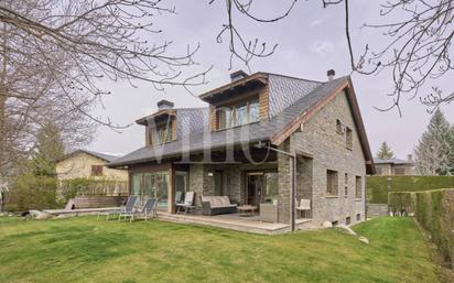 Vista exterior de Casa o xalet en venda en Llívia amb Calefacció, Jardí privat i Parquet