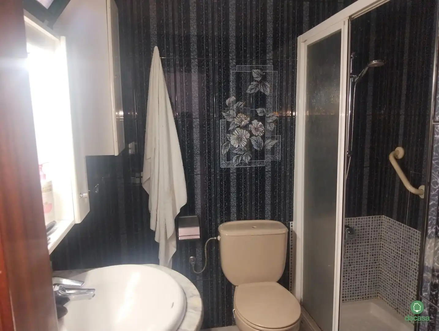 Badezimmer von Einfamilien-Reihenhaus zum Verkauf in Huelva mit Klimaanlage, Privatgarten und Abstellraum