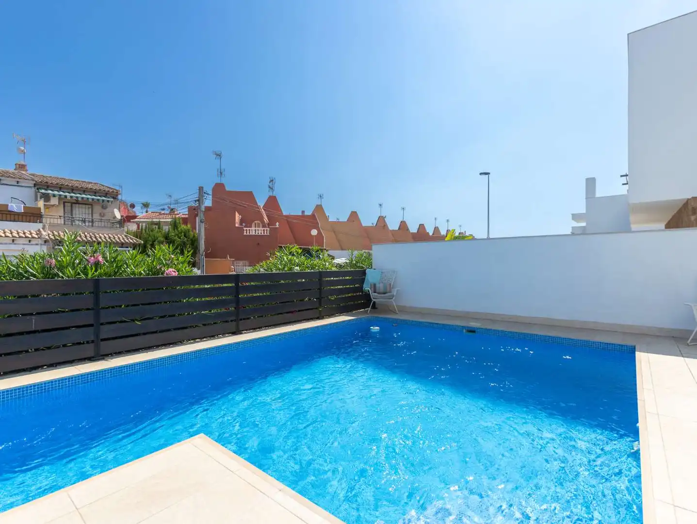 Piscina de Casa adosada en venda en Torrevieja amb Aire condicionat, Calefacció i Terrassa