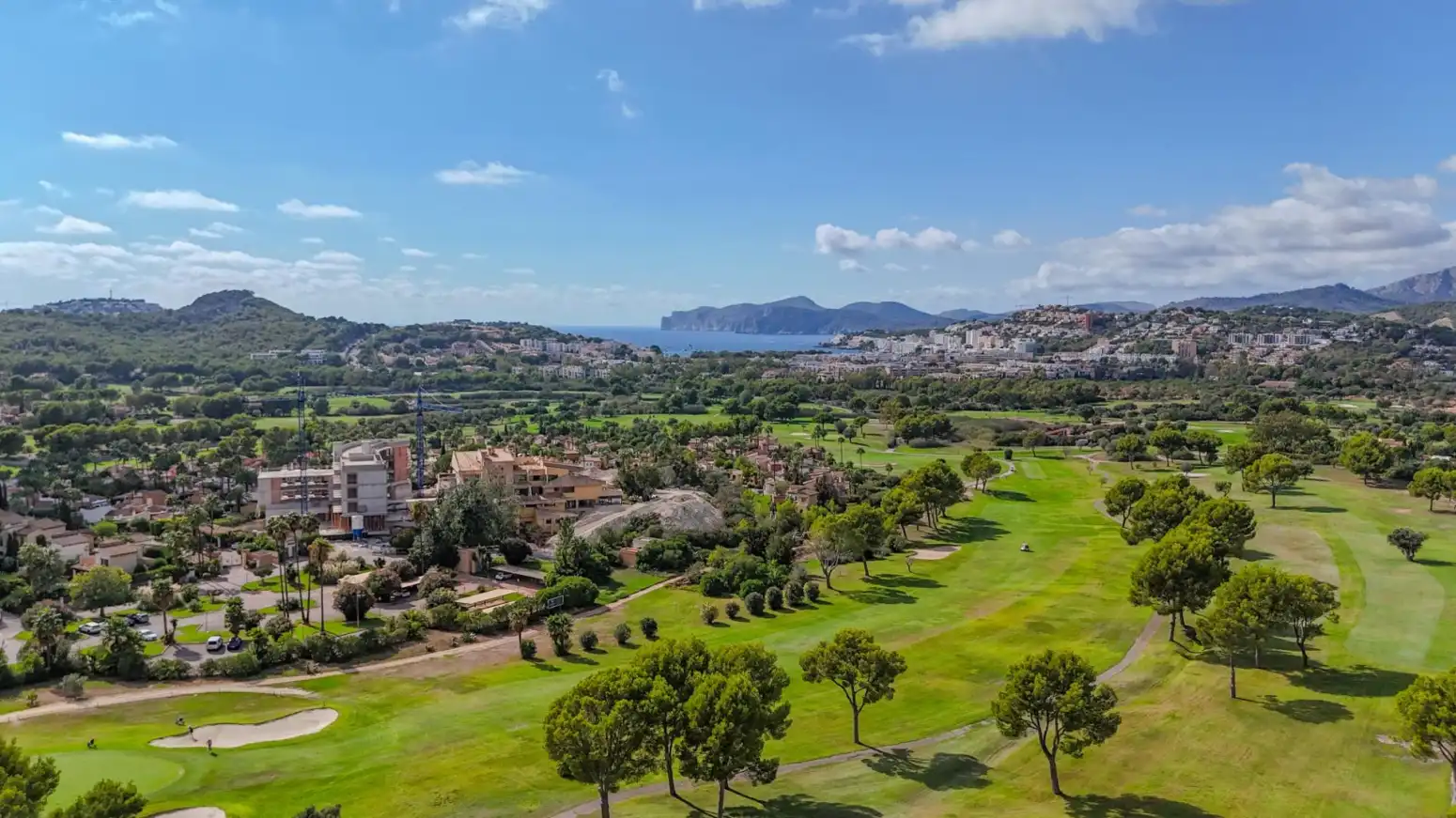 Vista exterior de Casa o xalet en venda en Calvià amb Aire condicionat, Piscina i Piscina comunitària