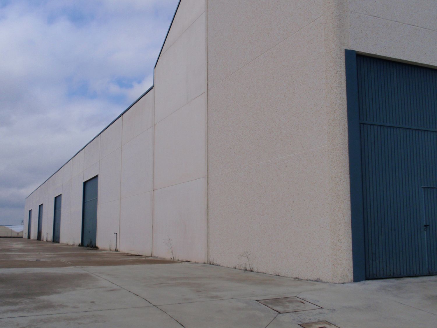 Außenansicht von Fabrikhallen zur Miete in Casarrubios del Monte