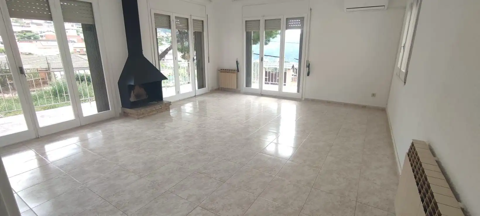 Sala de estar de Casa o chalet en venta en Vallirana con Aire acondicionado, Jardín privado y Terraza