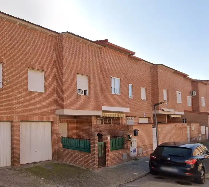 Adossat amb jardí en venda a Calle Sevilla 9