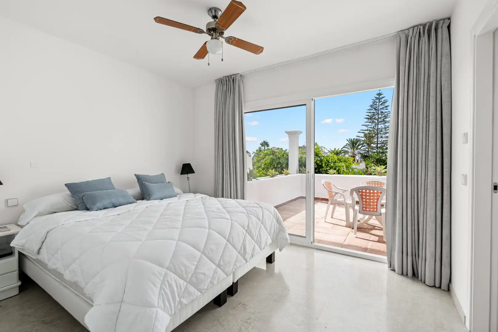 Habitación de Casa adosada en venta en Marbella con Aire acondicionado, Terraza y Piscina