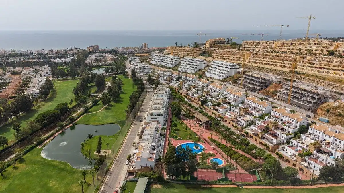 Vista exterior de Piso en venta en Mijas con Aire acondicionado, Terraza y Piscina