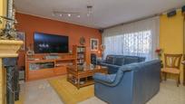 Sala d'estar de Casa o xalet en venda en Sant Vicenç Dels Horts amb Aire condicionat, Calefacció i Jardí privat