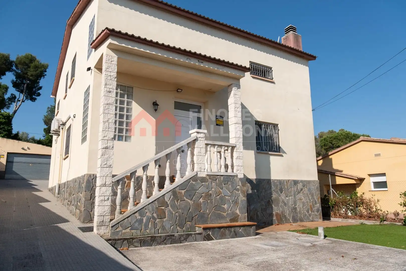 Vista exterior de Casa o xalet en venda en La Torre de Claramunt amb Aire condicionat, Calefacció i Jardí privat