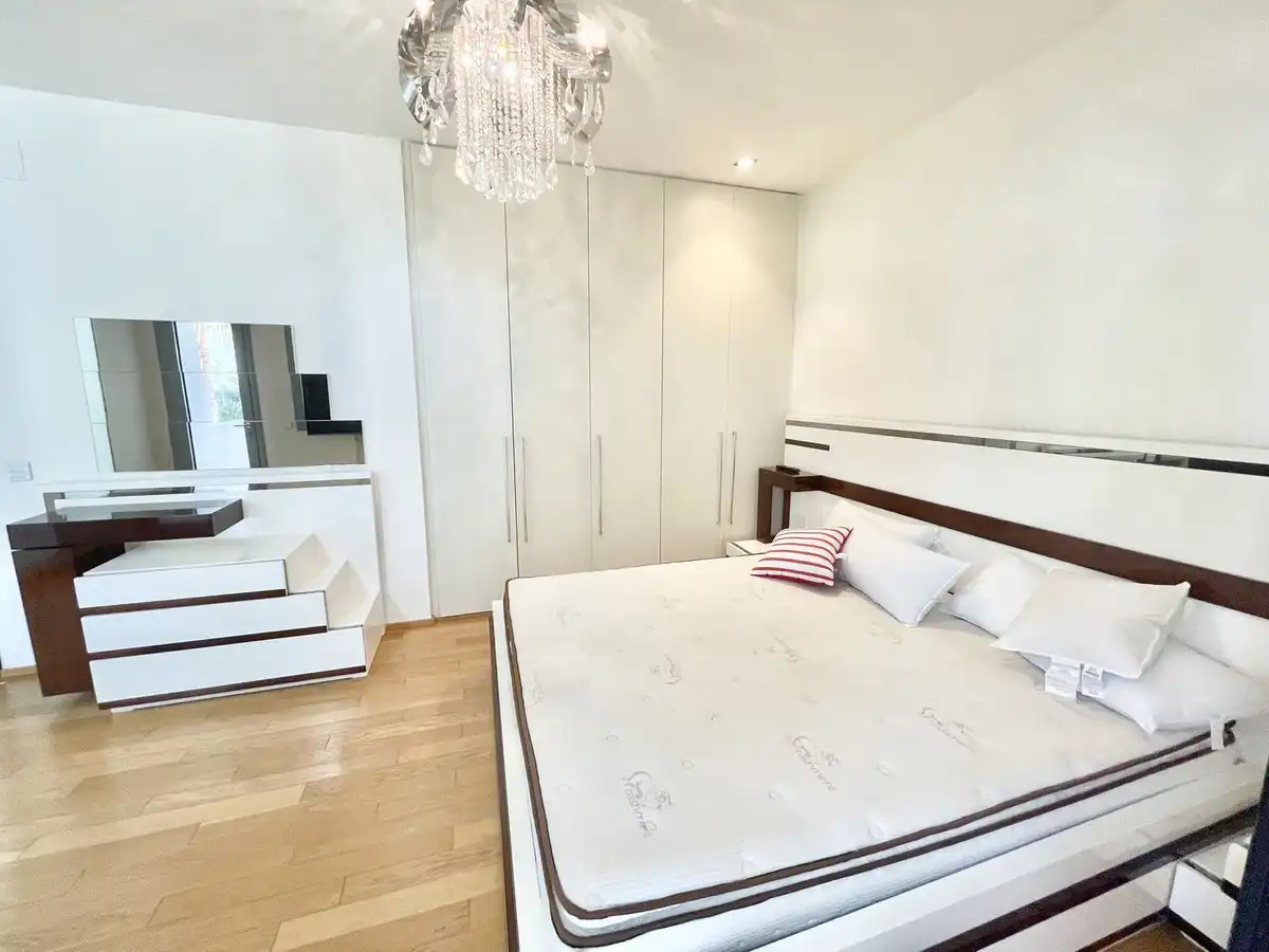 Dormitori de Casa adosada en venda en Marbella amb Aire condicionat, Terrassa i Moblat