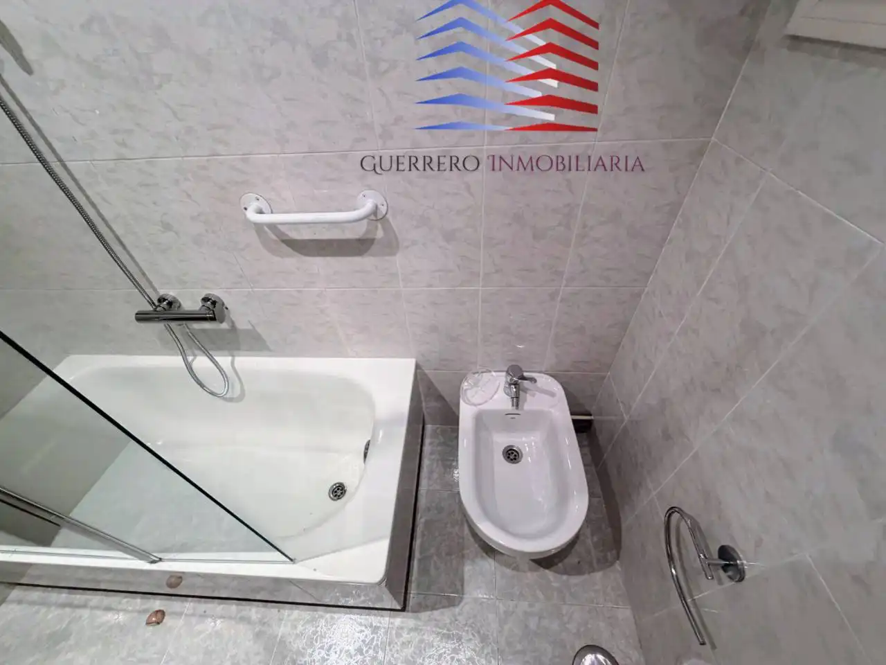 Bathroom of Flat for rent in Ourense Capital   with Heating, Terrace and Furnished