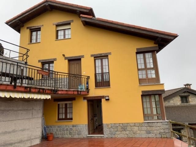Vista exterior de Casa o xalet en venda en Onís amb Calefacció, Terrassa i Traster