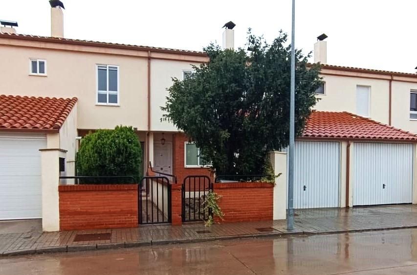 Exterior view of Single-family semi-detached for sale in Villaralbo  with Heating, Private garden and Terrace