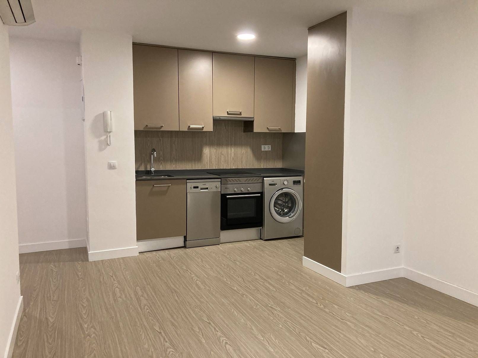 Cuina de Apartament de lloguer en  Madrid Capital amb Aire condicionat