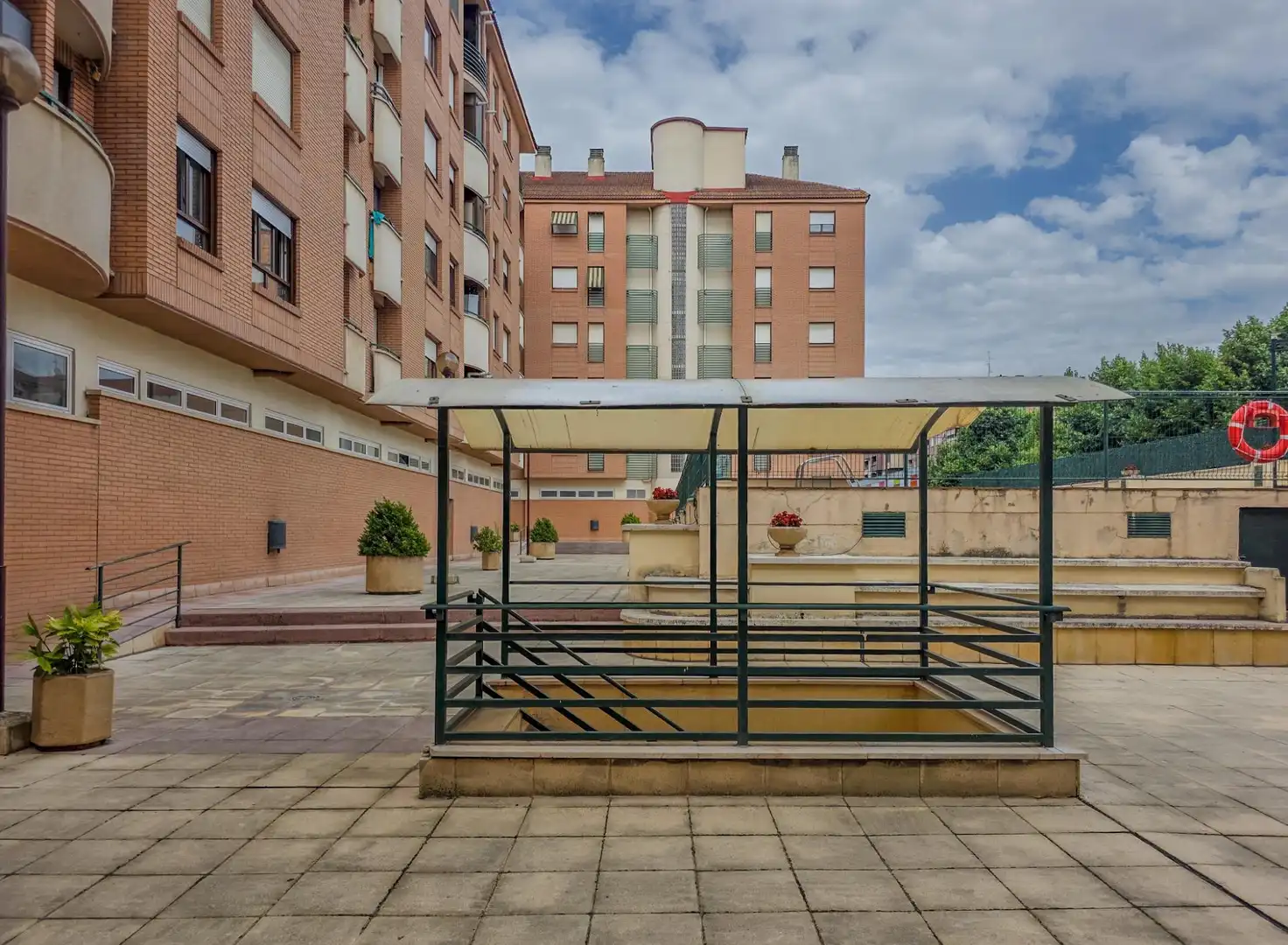 Außenansicht von Wohnung zum Verkauf in  Logroño mit Heizung, Abstellraum und Gemeinschaftspool