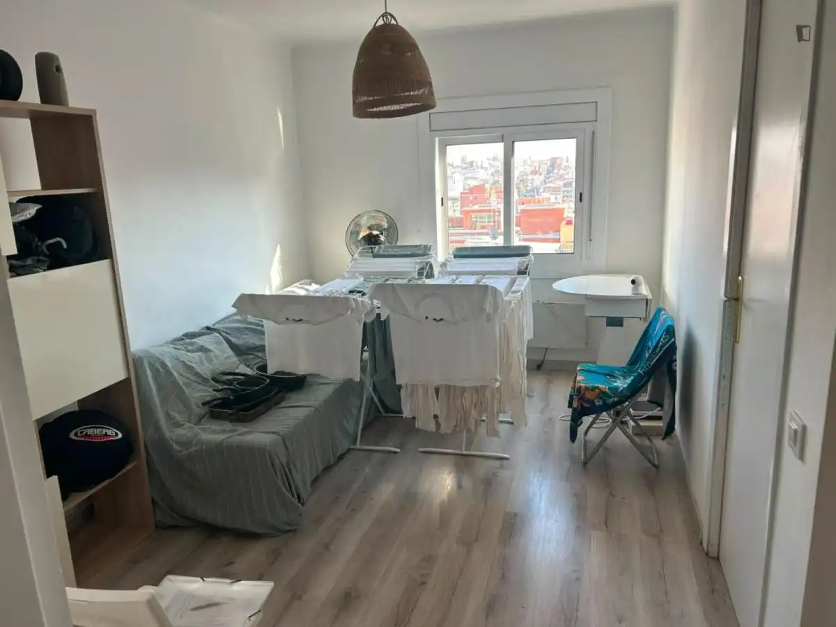 Dormitori de Apartament per a compartir en Santa Coloma de Gramenet amb Moblat, Forn i Rentadora