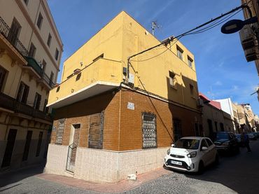 Casa con balcón en venta en Plaza Jaén
