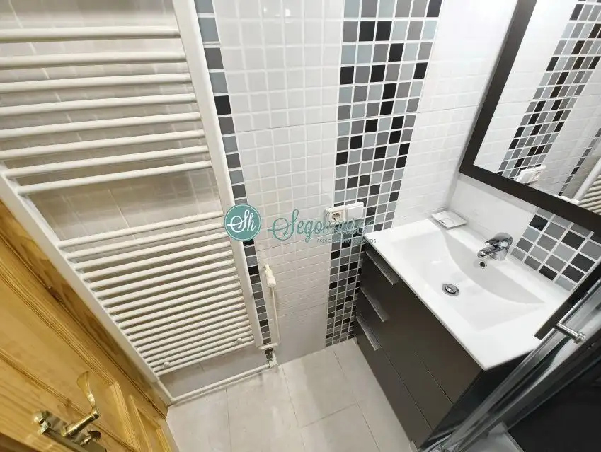 Bathroom of Flat for sale in Segovia  with Heating, Terrace and Furnished
