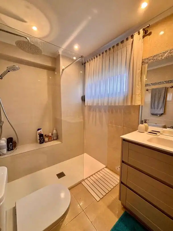 Badezimmer von Einfamilien-Reihenhaus zum Verkauf in Sopela mit Heizung, Privatgarten und Terrasse