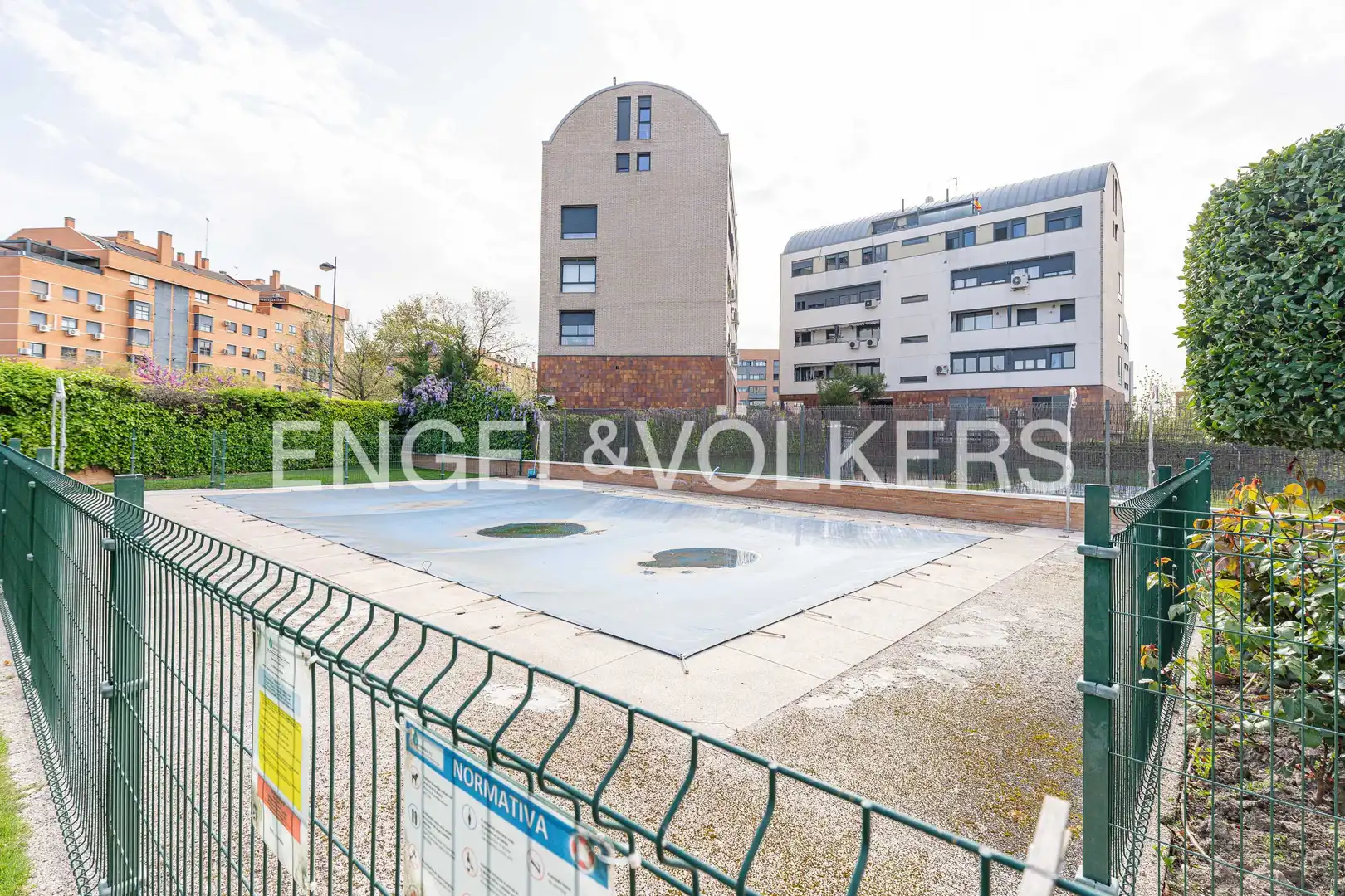 Vista exterior de Dúplex en venta en Alcorcón con Aire acondicionado, Calefacción y Jardín privado