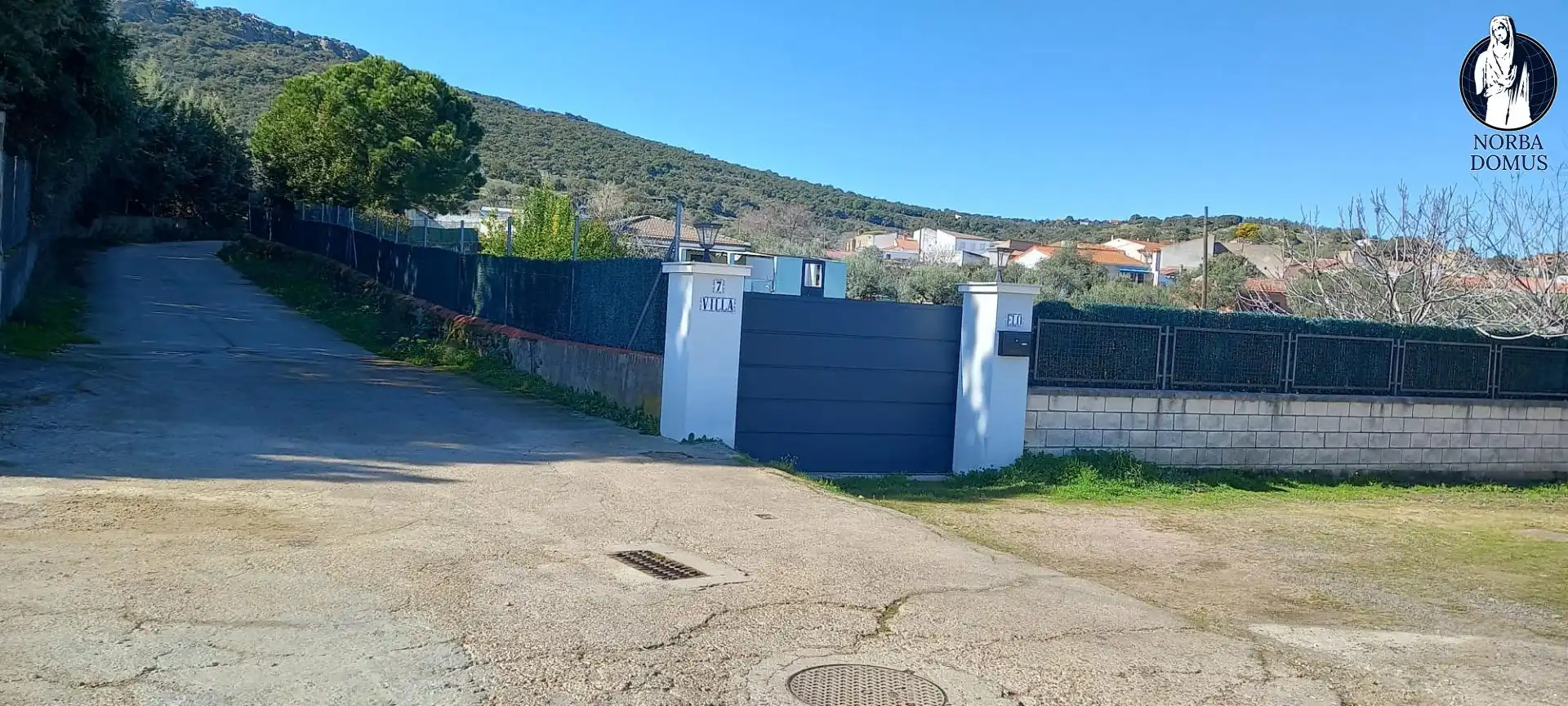Vista exterior de Casa o xalet en venda en Sierra de Fuentes amb Aire condicionat, Terrassa i Moblat