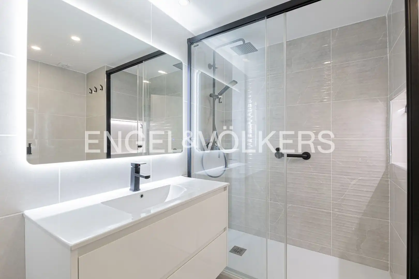Bathroom of Flat for sale in Barcelona  with Air Conditioner, Heating and Terrace