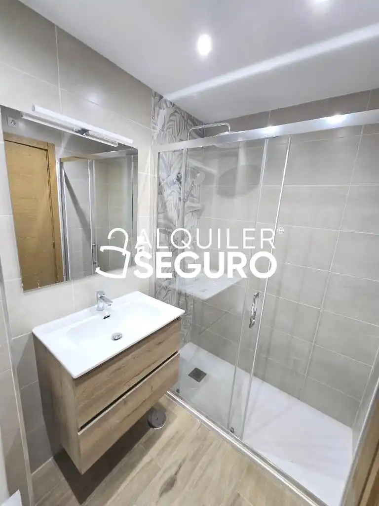 Baño de Piso de alquiler en San Fernando de Henares con Aire acondicionado, Calefacción y Terraza