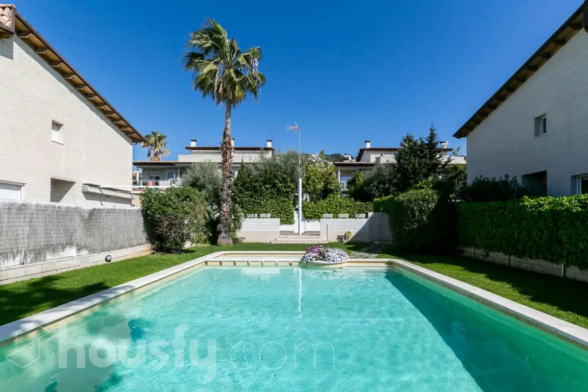 Piscina de Casa adosada en venda en Sitges amb Aire condicionat, Calefacció i Jardí privat