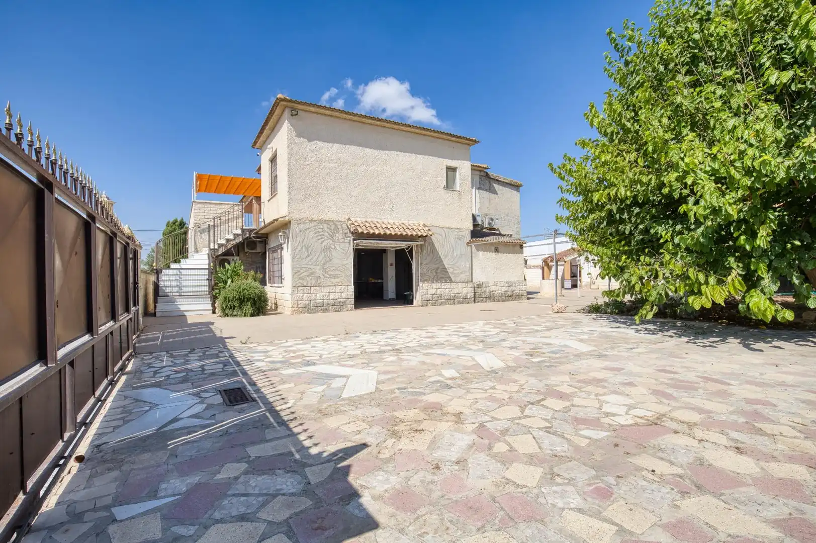 Vista exterior de Casa o xalet en venda en Orihuela amb Aire condicionat, Calefacció i Jardí privat
