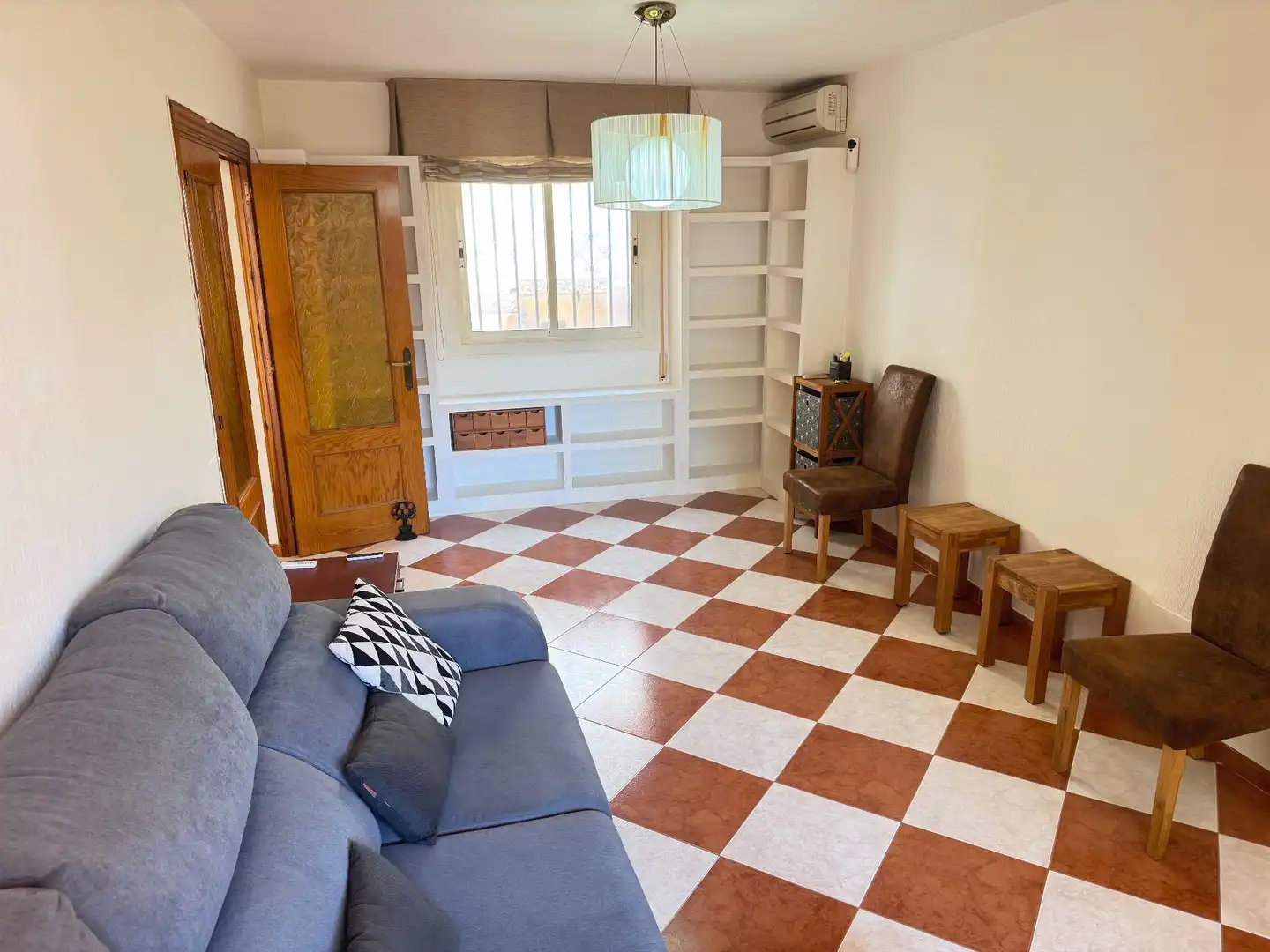 Wohnzimmer von Einfamilien-Reihenhaus zum Verkauf in Roquetas de Mar mit Klimaanlage