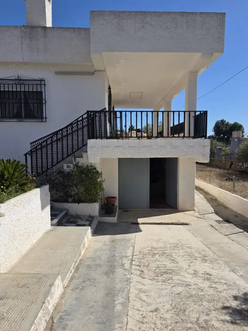 Vista exterior de Casa o xalet en venda en Llíria amb Jardí privat, Terrassa i Piscina