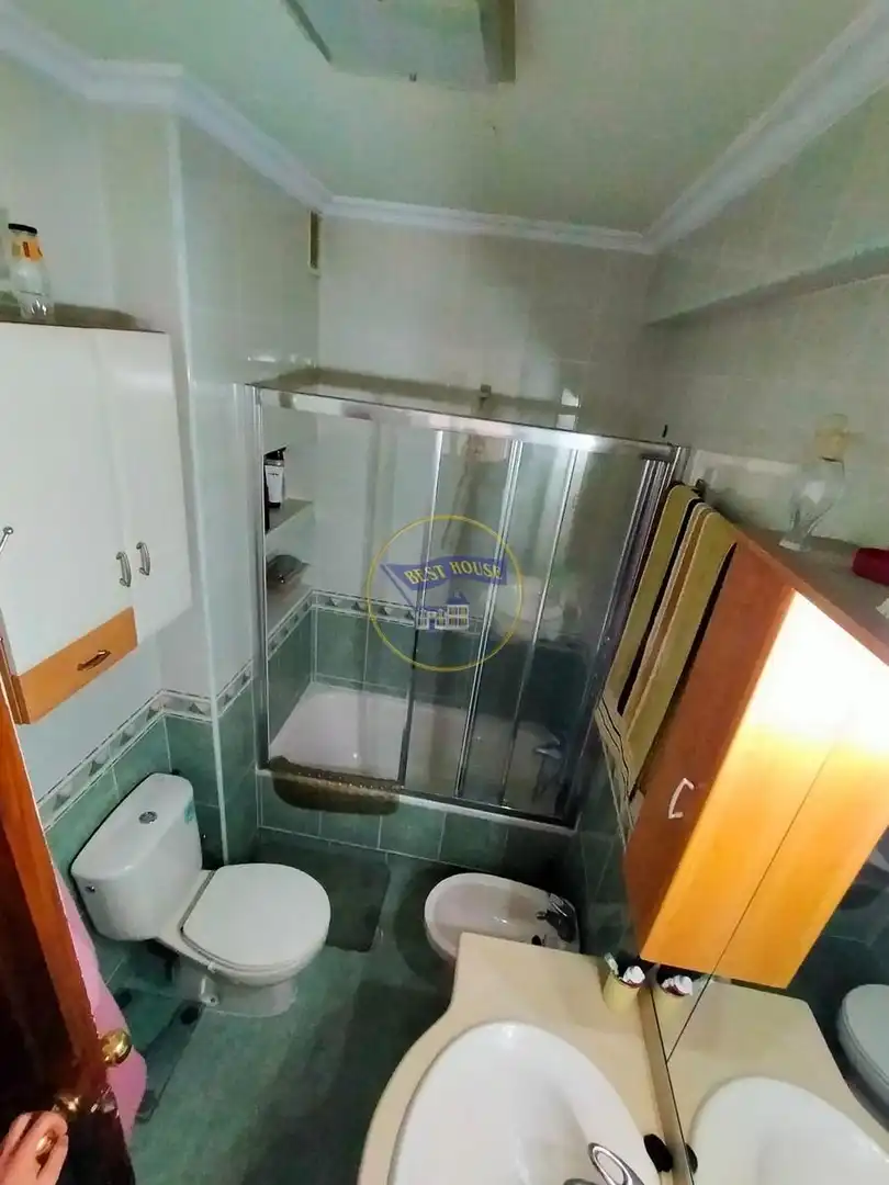 Bany de Pis de lloguer en Vigo  amb Calefacció, Parquet i Moblat
