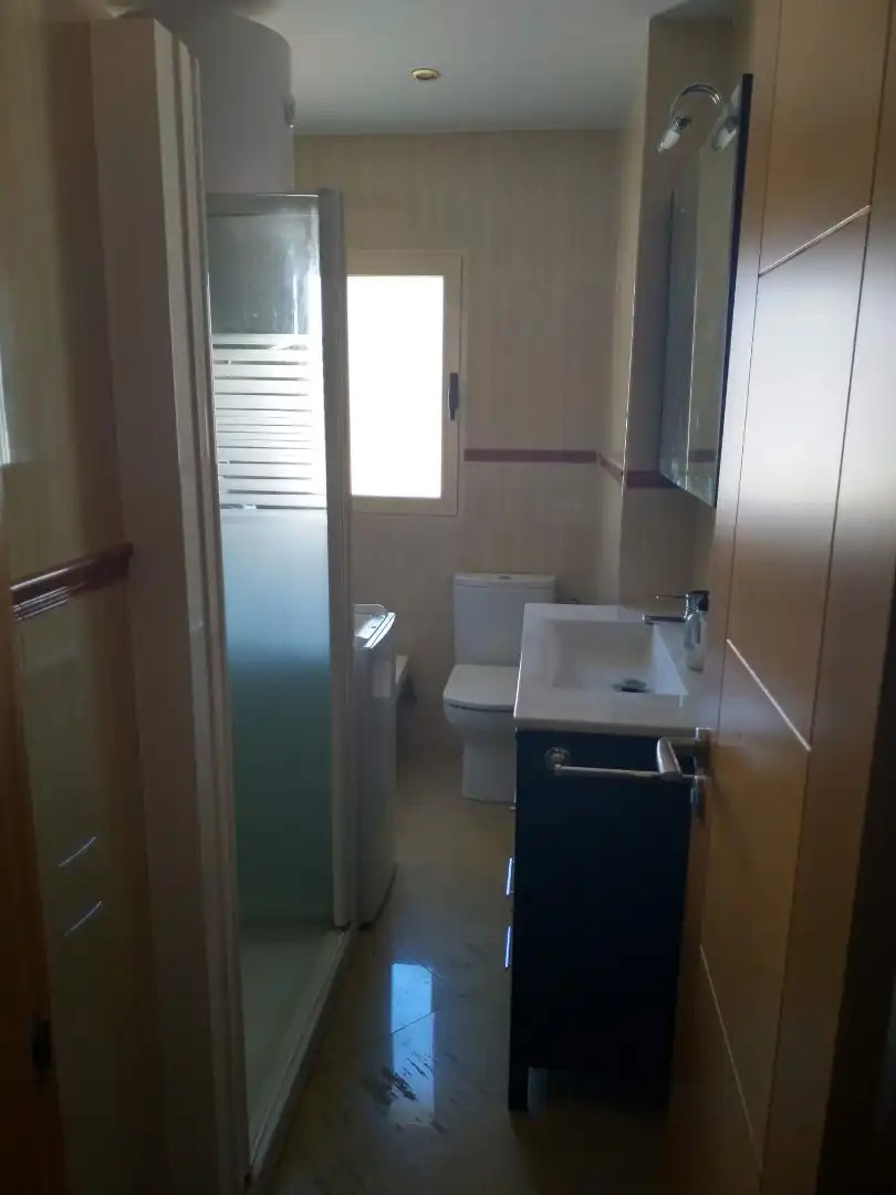 Badezimmer von Wohnung zur Miete in Almuñécar mit Klimaanlage, Heizung und Terrasse