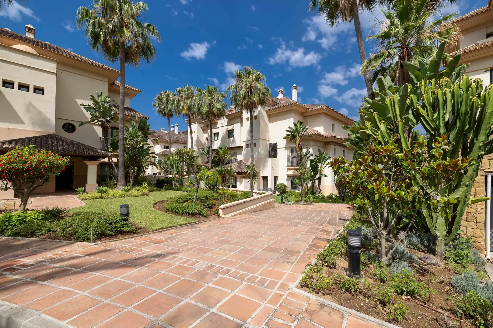 Außenansicht von Wohnung zum Verkauf in Marbella mit Klimaanlage, Heizung und Terrasse