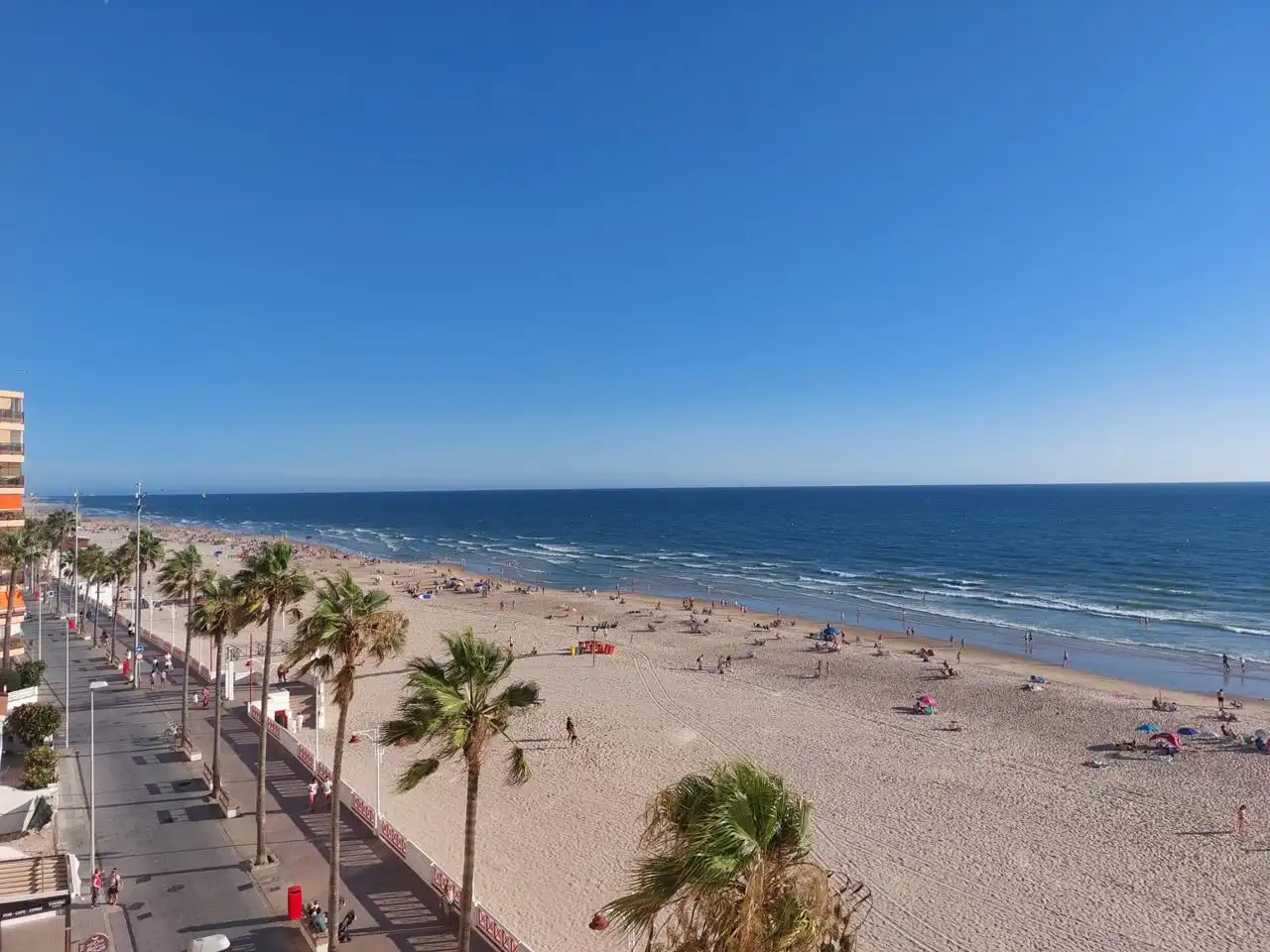 Vista exterior de Piso de alquiler en Cádiz con Balcón