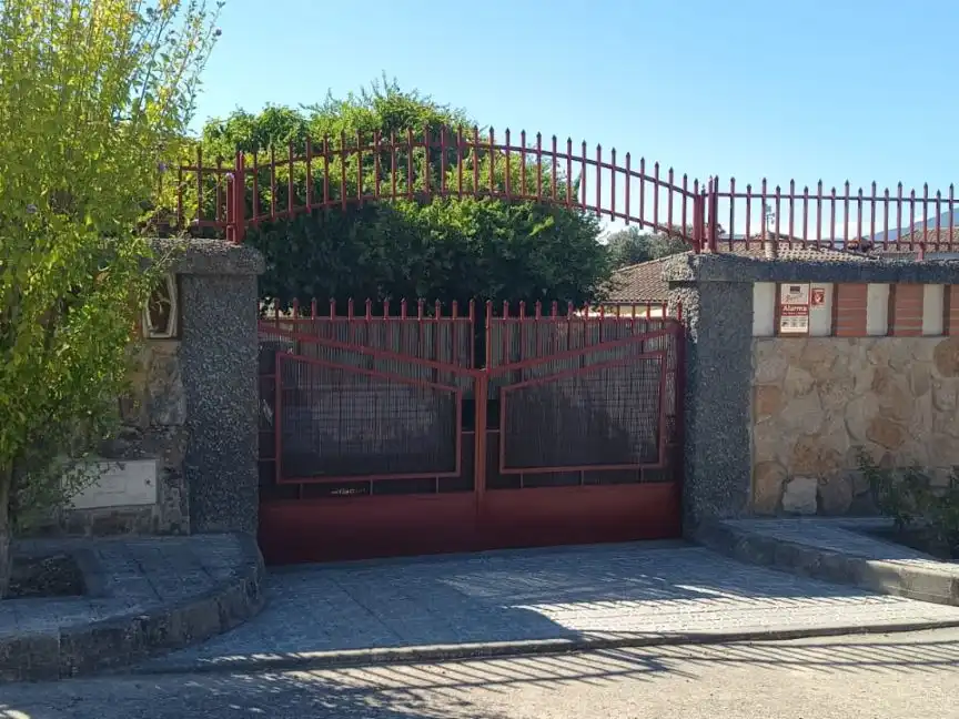 Vista exterior de Casa o xalet en venda en Cardiel de los Montes amb Aire condicionat, Terrassa i Piscina
