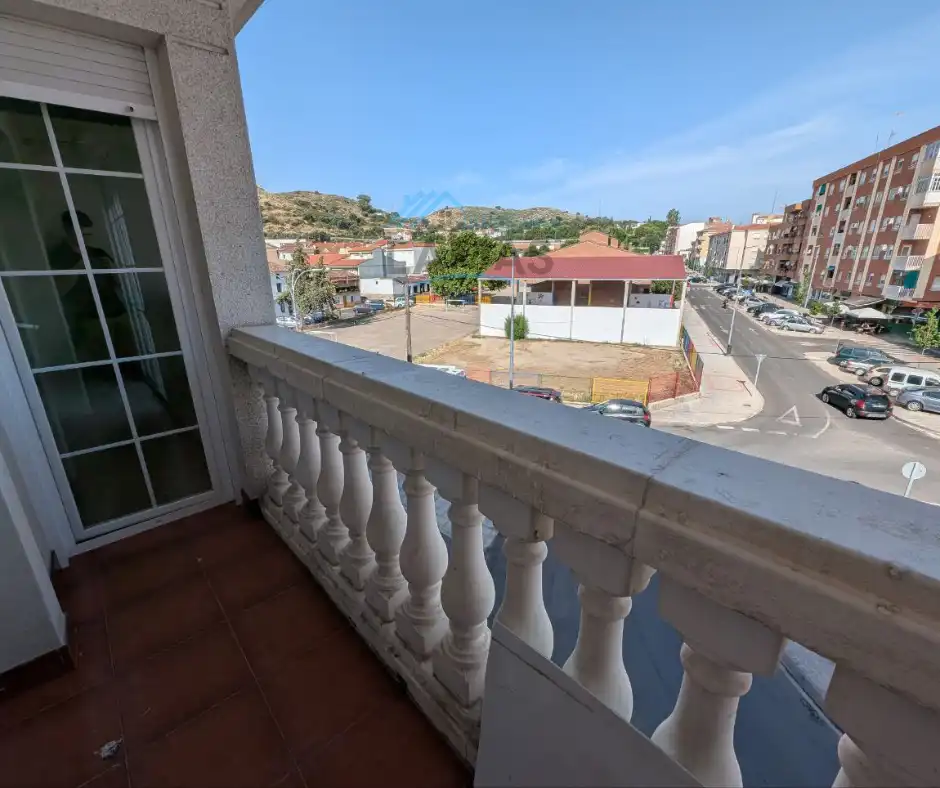Vista exterior de Dúplex en venta en Navalmoral de la Mata con Calefacción, Terraza y Balcón