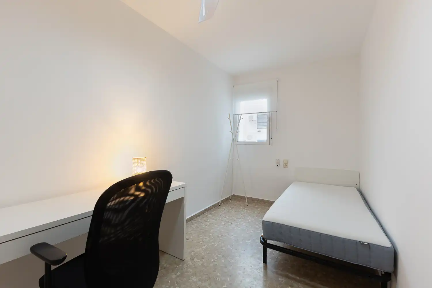 Schlafzimmer von Wohnung zur Miete in Valencia mit Klimaanlage, Heizung und Balkon