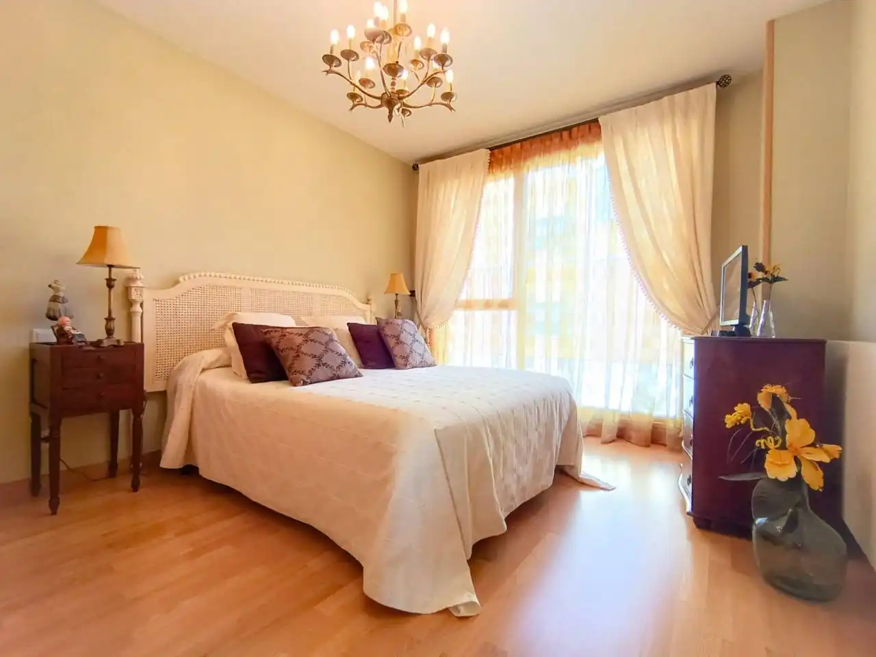 Dormitori de Casa o xalet en venda en Burgos amb Calefacció, Jardí privat i Parquet