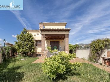 Casa con jardín en venta en Calle Mariana Pineda