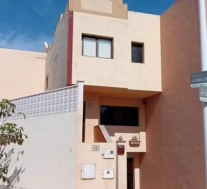 Außenansicht von Einfamilien-Reihenhaus zum Verkauf in Agüimes mit Terrasse