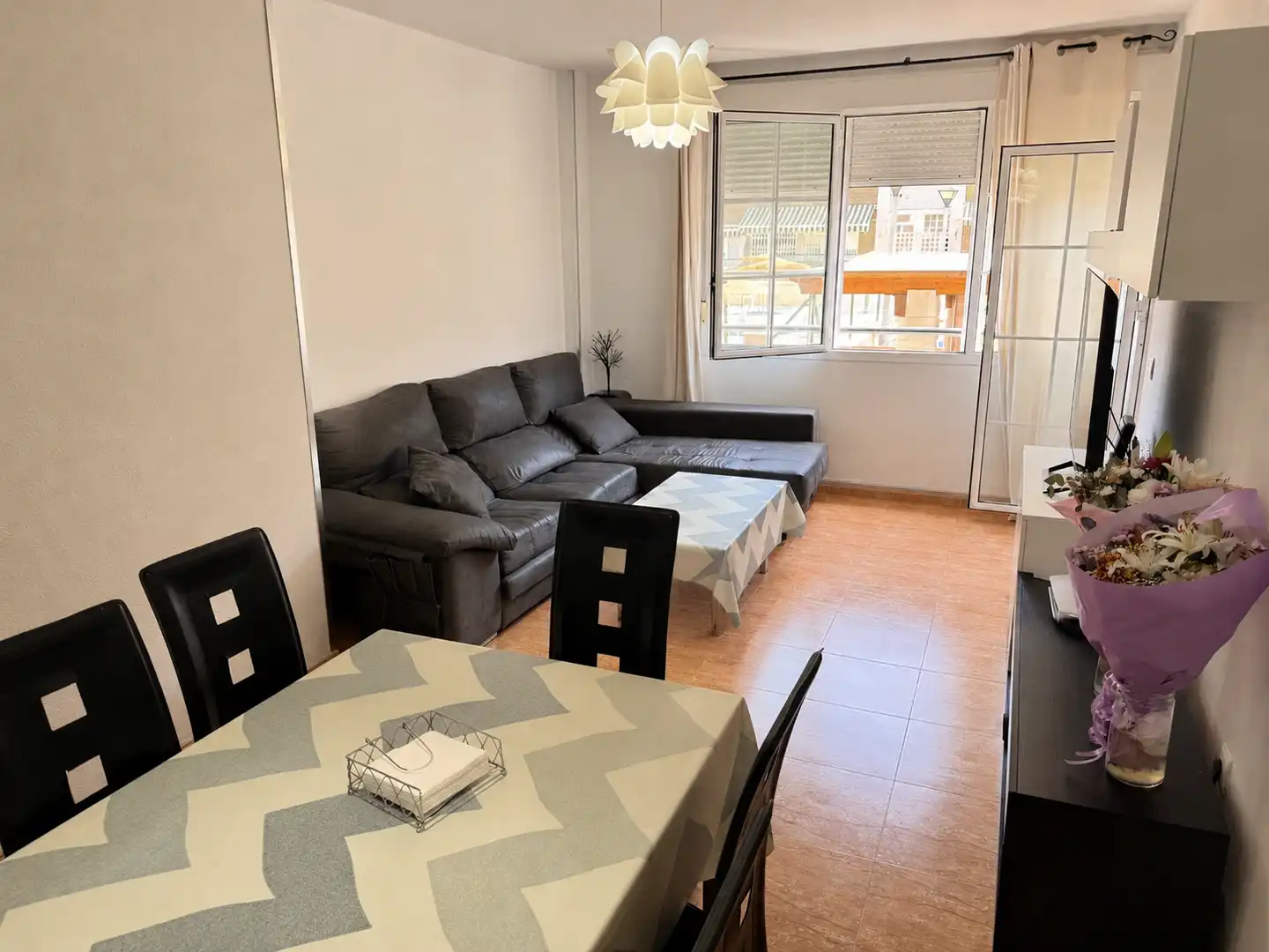 Sala d'estar de Pis en venda en Roquetas de Mar amb Aire condicionat, Terrassa i Piscina comunitària