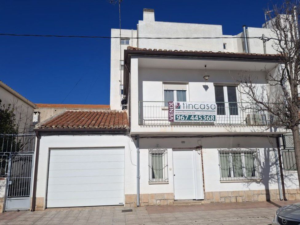 Exterior view of Single-family semi-detached for sale in La Roda  with Heating, Terrace and Balcony