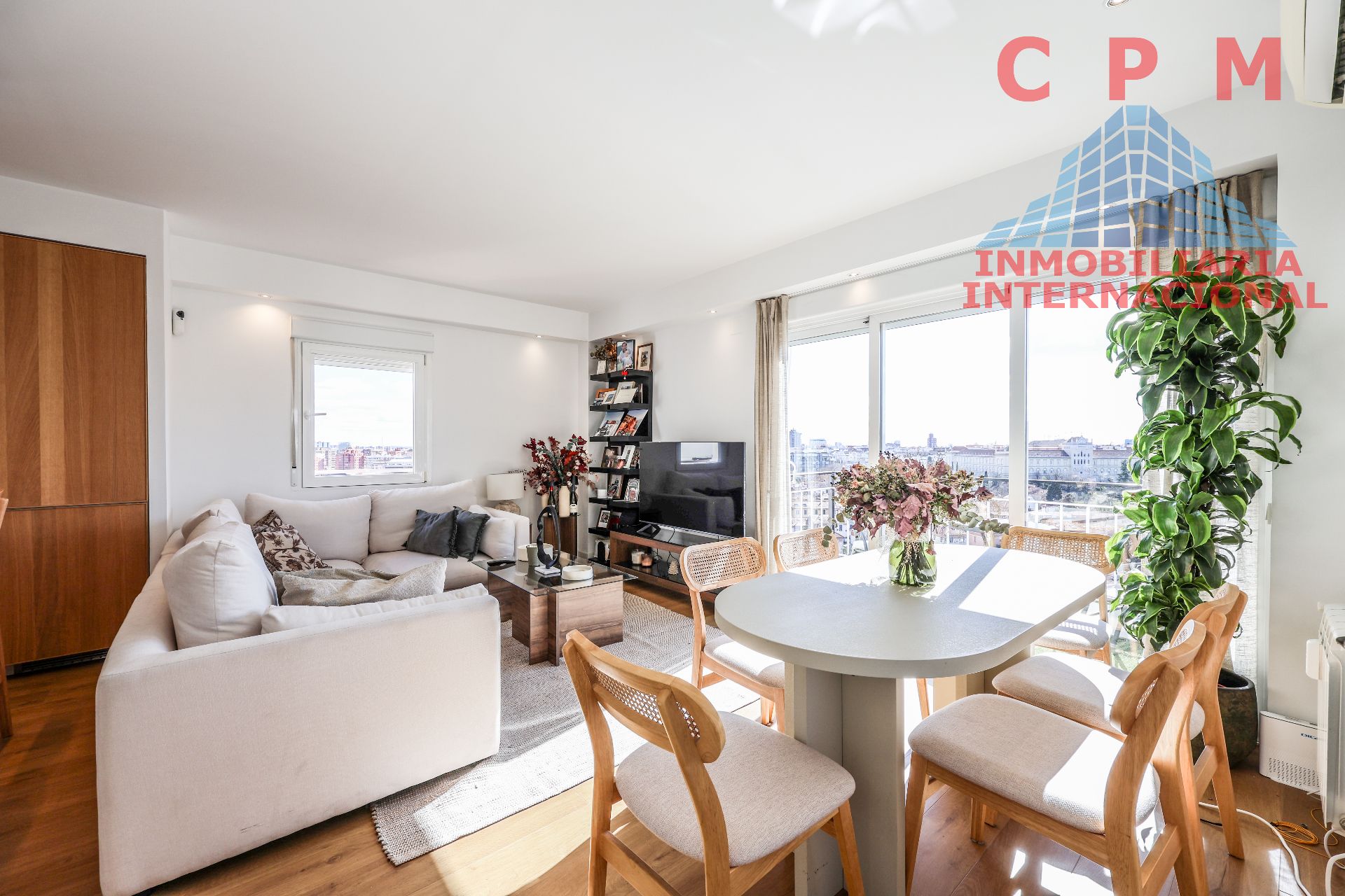 Living room of Flat for rent in  Madrid Capital  with Air Conditioner, Heating and Parquet flooring